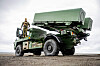 En stabssersjant i USAs 10th Marine Regiment i står i døra på det mobile antiskipsystemet Strikemaster under øvelsen Atlantic City i månedsskiftet august/september 2026.