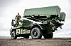 En stabssersjant i USAs 10th Marine Regiment i står i døra på det mobile antiskipsystemet Strikemaster under øvelsen Atlantic City i månedsskiftet august/september 2026.