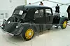 GANGSTERBIL: Helt på toppen møter du ¿ etter å ha tatt heisen til topps og det flotte panoramaet over Paris ¿ Citroëns første verdensslager, Traction Avant ¿ også kjent som gangsterbilen. Da DS-modellen etterfulgte denne modellen i 1955 var den helt ekstrem, et glimt inn i fremtiden, med aerodynamiske linjer og gasshydraulisk hjuloppheng for maksimal komfort.