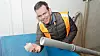 Stene Bergsløkken, direktør for Optimera byggsystemer, ser pellets de presser sammen fra sagflis. Pelletsene, og alt annet kapp, blir levert det lokale fjernvarmeanlegget som leverer varmt vann tilbake.