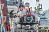 Nato Submarine Rescue System trener på redning med miniubåten Nemo. Her heist om bord og dokket på KV Bergen. Foto: Marius Valle