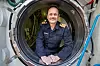 Rune Skjåstad, lege i Forsvarets sanitet. I åpningen til et trykkammer om bord på KV Bergen. Foto: Marius Valle