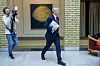 Finansminister Jens Stoltenberg (Ap) på vei gjennom Stortingets vandrehall med statsbudsjettet under armen.