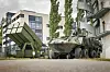 Nasams (utskytingsrampen til venstre) skal utvikles til å bli et langtrekkende luftvern. Til høyre er våpenstasjonen RS6 montert på et Mowag kjøretøy. Begge var utstilt under Kongsberg Gruppens kapitalmarkedsdag 4. juni 2024. Foto: Mathias Klingenberg