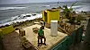 Roberto Figueroa Caballero sitter i restene av huset sitt i San Juan på Puerto Rico etter orkanen Maria i 2017. Forskning tyder på at klimaendringene kan gjøre kraftige orkaner enda mer intense.