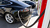 En Tesla Model S står til lading på Solli supercharger i Østfold.