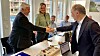Kjell Inge Davik, direktør for divisjon Utbygging i Statens vegvesen, statssekretær Cecilie Knibe Kroglund (Ap) og Vincent Papait daglig leder Eiffage Norge under signeringsmøtet i Kristiansand.