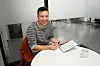 Fabian Barras tegner hvordan sprekkdannelsen utvikler seg og kan følge en ny retning. Foto: Elina Melteig/UiO
