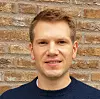 Miroslav Radojcic er utdannet ingeniør i elektromekanisk prosjektering og jobber med alt som henger i lufta på kraftlinjene. Foto: Privat