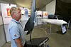 Markedssjef Svein Kjønigsen i Kongsberg Defence & Aerospace foran en liten modell av F-35 og en fullskalamodell av missilet JSM.