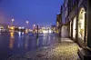 Hull i en vannledning, smeltevann og flo førte til oversvømmelse på Bryggen i Bergen mandag.
