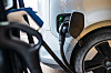 Å lade batteriet med store mengder energi på kort tid sliter på batteriet.