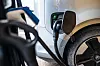 Å lade batteriet med store mengder energi på kort tid sliter på batteriet.