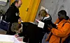 Geir Aaslid fra Piratpartiet sørger for å holde oversikten når studentene køer opp for å skrive under til støtte for partiet.