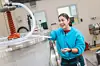 SF₆ har vært en «magisk gass». Å erstatte den er teknisk krevende, og innebærer en rekke kompromisser. Her er forsker Nina Sasaki Støa-Aanensen ved en av testtankene som avdekker elektrisk isolasjonsevne i miljøvennlige brytergasser.