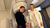Eirik Malinen og Einar Dale ved en stråleterapimaskin på Oslo universitetssykehus.