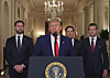 President Donald Trump (midten) ble fulgt av visepresident J.D. Vance (til venstre), utenriksminister Marco Rubio og forsvarsminister Pete Hegseth da han holdt en kort tale til det amerikanske folket etter angrepet på de iranske atomanleggene natt til søndag norsk tid.