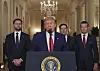 President Donald Trump (midten) ble fulgt av visepresident J.D. Vance (til venstre), utenriksminister Marco Rubio og forsvarsminister Pete Hegseth da han holdt en kort tale til det amerikanske folket etter angrepet på de iranske atomanleggene natt til søndag norsk tid.