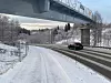 Brua har passert den første av to veier, og skal til slutt også krysse over et jernbanespor før den lander på andre siden. Foto: Miljøpakken