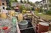 Her har etaten ført nye vannrør fra kum til kum ved hjelp av såkalt blokking. Dermed graves det bare for å oppgradere kummene, og hagen i bakgrunnen og gata til venstre for graving. Foto: TUM Studio
