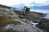 På Røykenes nord for Skibotn har naturkreftene tatt store deler av E6. 1500 kubikk med masse har rast ut. Bruddstedet delte Norge i to. Flommen kom som følge av rekordvarme og påfølgende enorm snøsmelting. I løpet av en time var veien kuttet på to forskjellige steder. Her er mannskaper med gravemaskiner i arbeid med å utbedre bruddstedet.