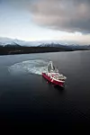 En vaier på en kilometer er festet i land og alle maskiner og propeller kjøres for full kraft framover. I over ti munutter viser instrumentene til Det Norske Veritas en trekkraft på 423 tonn. Far Samson har satt verdensrekord.