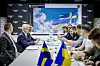 Fra møtet mellom den svenske og den ukrainske delegasjonen. Ukrainas viseforsvarsminister for luftfartsutvikling, Oleksandr Kozenko, sitter i uniform til høyre i bildet. Foto: Forsvarsdepartementet i Ukraina