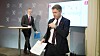 Olje- og energiminister Terje Aasland vil prioritere eksisterende industri når strømmen i Norge skal fordeles. I bakgrunnen: vassdrags- og energidirektør Kjetil Lund
