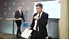 Olje- og energiminister Terje Aasland vil prioritere eksisterende industri når strømmen i Norge skal fordeles. I bakgrunnen: vassdrags- og energidirektør Kjetil Lund