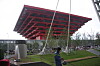 KINA: Den kinesiske paviljongen skal bli stående etter Expo som et symbol på Verdensutstillingen i 2010. Den rager 63 meter og er formet som et gammelt kinesisk tempel. Den inneholder kinesisk historie i form av film, animasjoner av kinesiske kunstverk, innredning av kinesiske hjem etter krigen, du kan gjøre tog gjennom typisk kinesisk landskap og du kan oppleve fantastiske barnetegninger av 12 år gamle barn som har sendt inn bidrag for å illustrere kinesisk dagligliv. På vei ut går du gjennom en avdeling for fornybar energi som representerer Kinas framtid når det gjelder energiforsyning. Foto: Tormod Haugstad