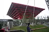 KINA: Den kinesiske paviljongen skal bli stående etter Expo som et symbol på Verdensutstillingen i 2010. Den rager 63 meter og er formet som et gammelt kinesisk tempel. Den inneholder kinesisk historie i form av film, animasjoner av kinesiske kunstverk, innredning av kinesiske hjem etter krigen, du kan gjøre tog gjennom typisk kinesisk landskap og du kan oppleve fantastiske barnetegninger av 12 år gamle barn som har sendt inn bidrag for å illustrere kinesisk dagligliv. På vei ut går du gjennom en avdeling for fornybar energi som representerer Kinas framtid når det gjelder energiforsyning. Foto: Tormod Haugstad