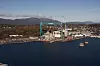 LANDEMERKE: 'Storen' ruver i terrenget på Stord. Den kan løfte 800 tonn og måler 115 meter i høyden og 153 meter i bredden.