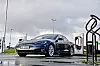 Tesla Model lader ved Tesla Lyngdal Supercharger. Foto: Mathias Klingenberg
