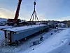 Mobilkran løfter på plass den foreløpig siste seksjonen. Foto: Miljøpakken