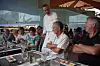 FISK: Kokken Terje Hamnes(stående) fra Fursetgruppen har erfaring fra kjente restauranter i Oslo. I Shanghai har han sørget for at kinesere og representanter for norsk næringsliv og politikk har fått servert over 20 000 tonn norsk fisk - derav aller mest laks. Foto: Tormod Haugstad