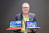 Serverer Surface: direktør for Windows og Surface forretningsområdet i Microsoft Norge, Christian Almskog kan by på en ny modell i Surface-familien. Surface Pro 3 til venstre får selskap av mindre Surface 3 til høyre.