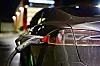 Tesla Model S lader ved Circle K på Abildsø, her med CCS-adapter.