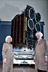 Ekstreme forholdStort: Oddveig Tretterud og Morten Tengs foran gigant­satellitten som snart befinner seg 36 000 km over ekvator.