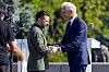 Statsminister Jonas Gahr Støre hilser på Ukrainas president Volodymyr Zelenskyj under en markering av Ukrainas nasjonale flaggdag. Norge gir like mange milliarder til Ukraina neste år som i år, og mesteparten går til militære formål.