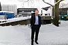 Leverer energi: Øyvind Mork, her foran plusshuset på Kjørbo som er netto leverandør av strøm til nettet etter rehabilitering. Ytterligere deler av bygget skal bli energileverandør og er derfor også en byggeplass. Foto: Joachim Seehusen