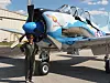 Vibeke Vestby foran sin Warbird, en T-28, som hun hadde stående i Florida i flere år. T-28 ble brukt som militært treningsfly på 50-tallet og i Vietnamkrigen. Bilde: Privat