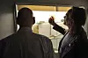 INTERESSANTE KNOKLER: Fred Kavli følger nøye med når professor Jon Storm-Mathisen viser ham UiO's samlinger.