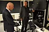 LÆREVILLIG: Fred Kavli lærer om nevrobiologisk forskning av Erlend Arnulf Nagelhus.
