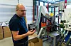 Erik Pavels Petersen viser frem eksempler på deler som produseres i fabrikken