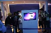 BILDELEK: Å se seg selv gjennom videoteknologi var populært i den finske paviljongen, mye i regi av Nokia. Foto: Tormod Haugstad