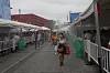 AVKJØLING: Flere steder langs gatene på Expo-området var det mulig å avkjøle seg ved å gå gjennom vanndamp. Temperaturen var i sommer nærmere 40 grader i skyggen. Foto: Tormod Haugstad
