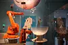 ROBOT: I den svenske paviljongen var dette en populær innretning: En robot som kunne ta imot visittkortet ditt og gi deg en bordtennisball i bytte. Visittkortene ble pent satt opp på veggen. Foto: Tormod Haugstad