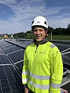 Prosjektleder i Solcellespesialisten Ulrik Rør forteller den nye distribunalen til REMA 1000 har en profil som gjør at solceller er desidert best egnet. Bilde: Solcellespesialisten