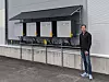 POWER-SWITCHING: Prosjektleder i Solcellespesialisten Ulrik Rør forteller at deres egenutviklede Solar Power Switch styrer hvilken av de fire tavlene i bygget som det er mest økonomisk å sende den produserte solenergien til. Foto: Solcellespesialisten