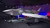 Utrulling av det norske F-35-flyet AM-1 med en JSM-modell ved siden av.